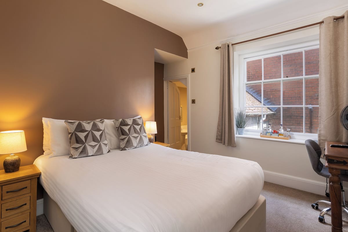 Double Room, Ensuite | Egyptian cotton sheets, premium bedding, laptop workspace, free WiFi