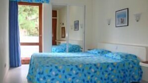 Cortinas blackout, muebles diferentes y ropa de cama 