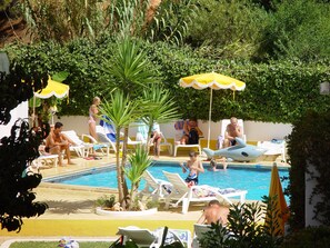 Piscine extérieure (ouverte en saison), chaises longues