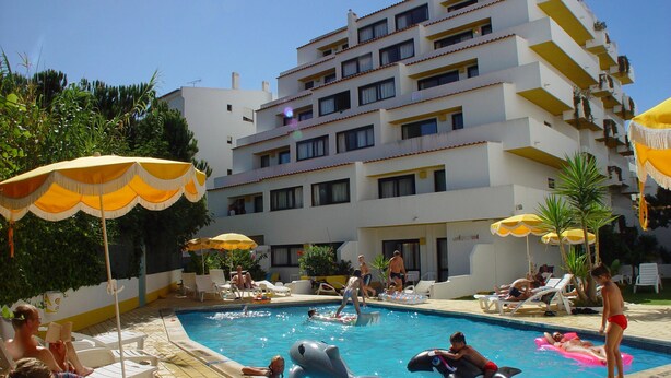 Una piscina al aire libre de temporada, sillones reclinables de piscina