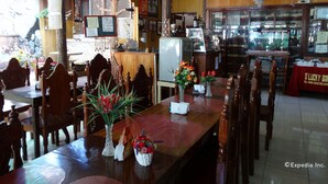 Un restaurant avec des meubles en bois, un comptoir et un aquarium.