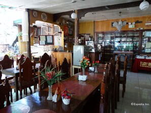 Petit-déjeuner, déjeuner et dîner servis sur place