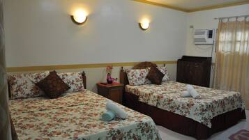 Quadruple Room, 2 Queen Beds | Desk, free WiFi, bed sheets