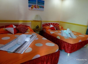 Quadruple Room, 2 Queen Beds | Desk, free WiFi, bed sheets