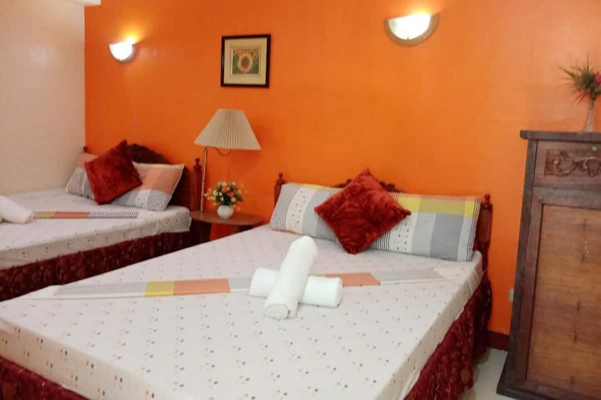ห้องพักสำหรับสี่ท่าน, เตียงควีนไซส์ 2 เตียง | โต๊ะทำงาน, Wi-Fi ฟรี, ผ้าปูที่นอน