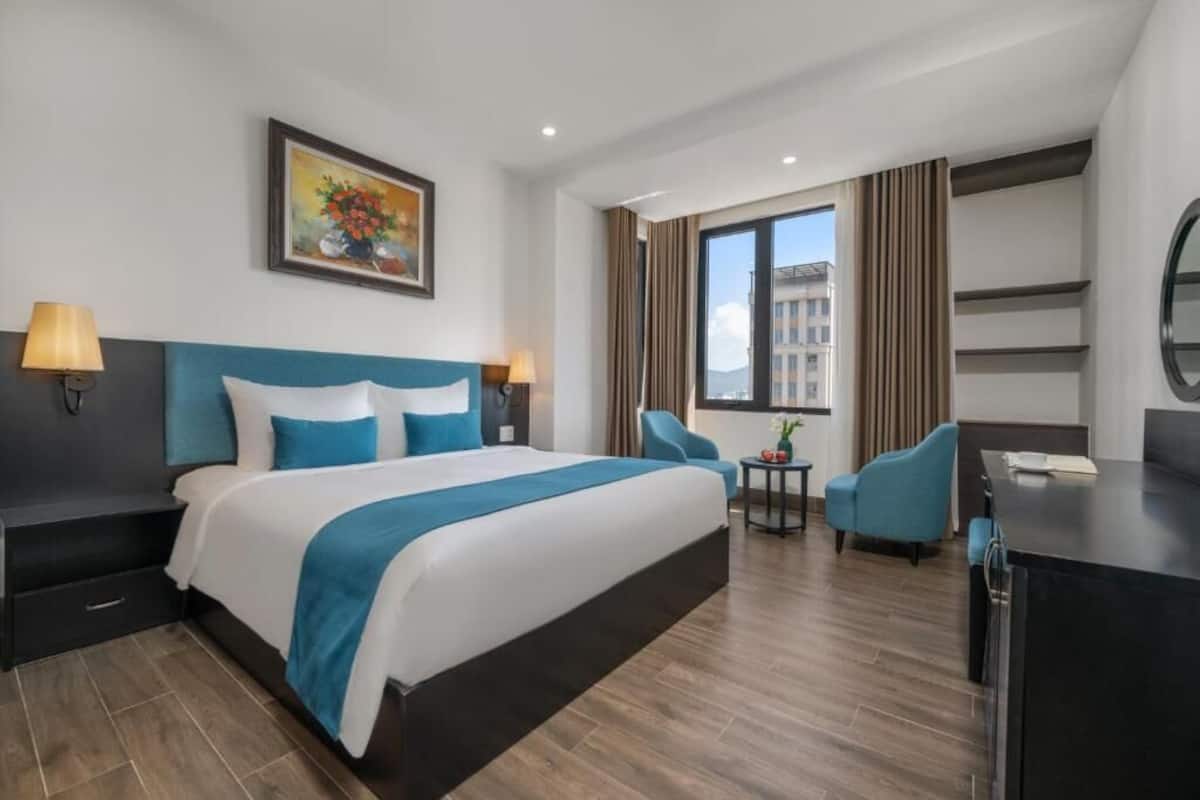 Minibar, in-room safe, desk, WiFi (free)