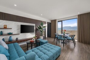 Kahden hengen premier-huone (kaksi sänkyä) | Oleskelualue | LCD-televisio