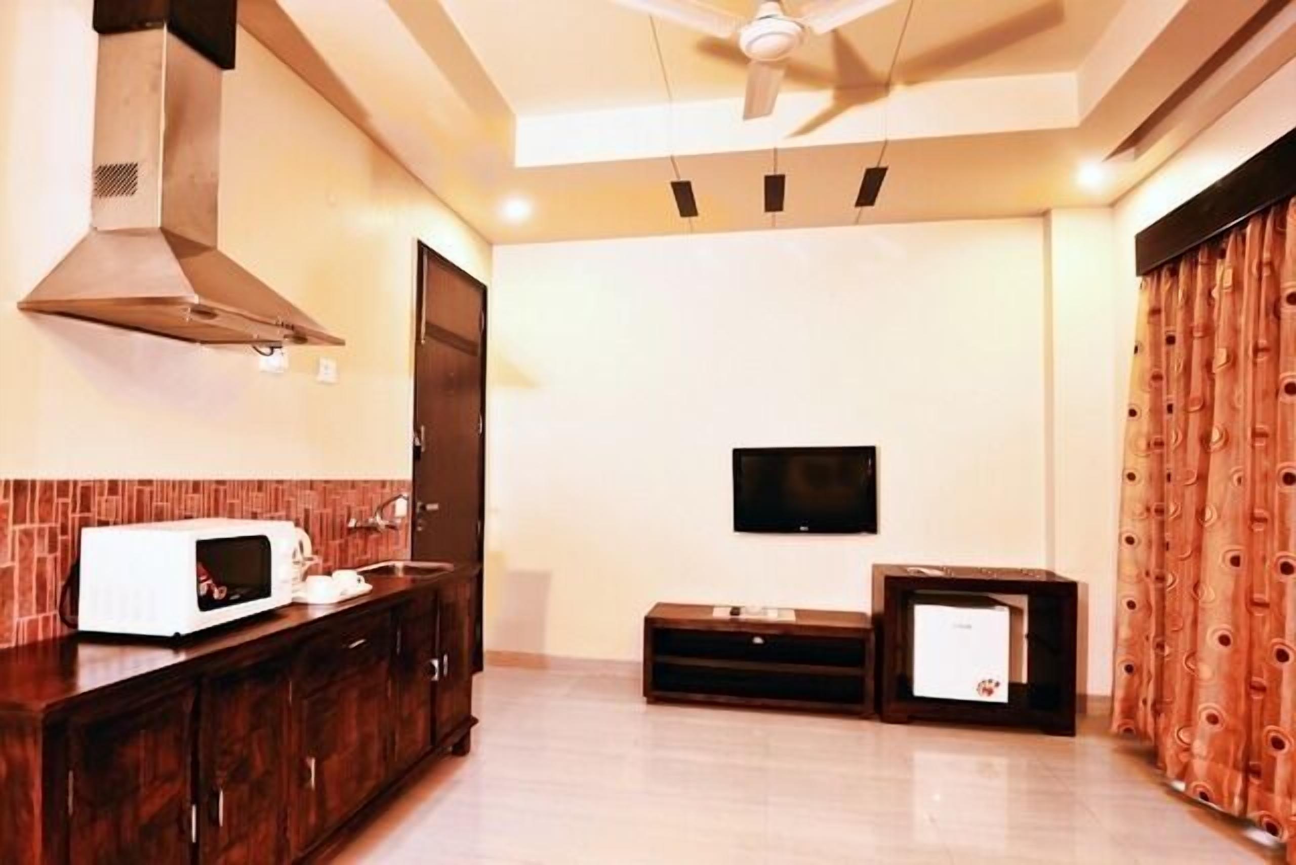 Fridge, microwave, coffee/tea maker
