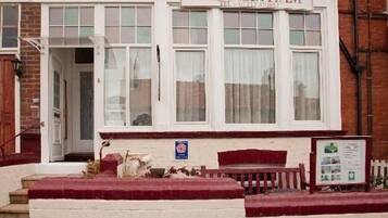 Un edificio tradicional con un letrero que dice "THE MELTHAM".