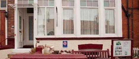 Un edificio tradicional con un letrero que dice "THE MELTHAM".