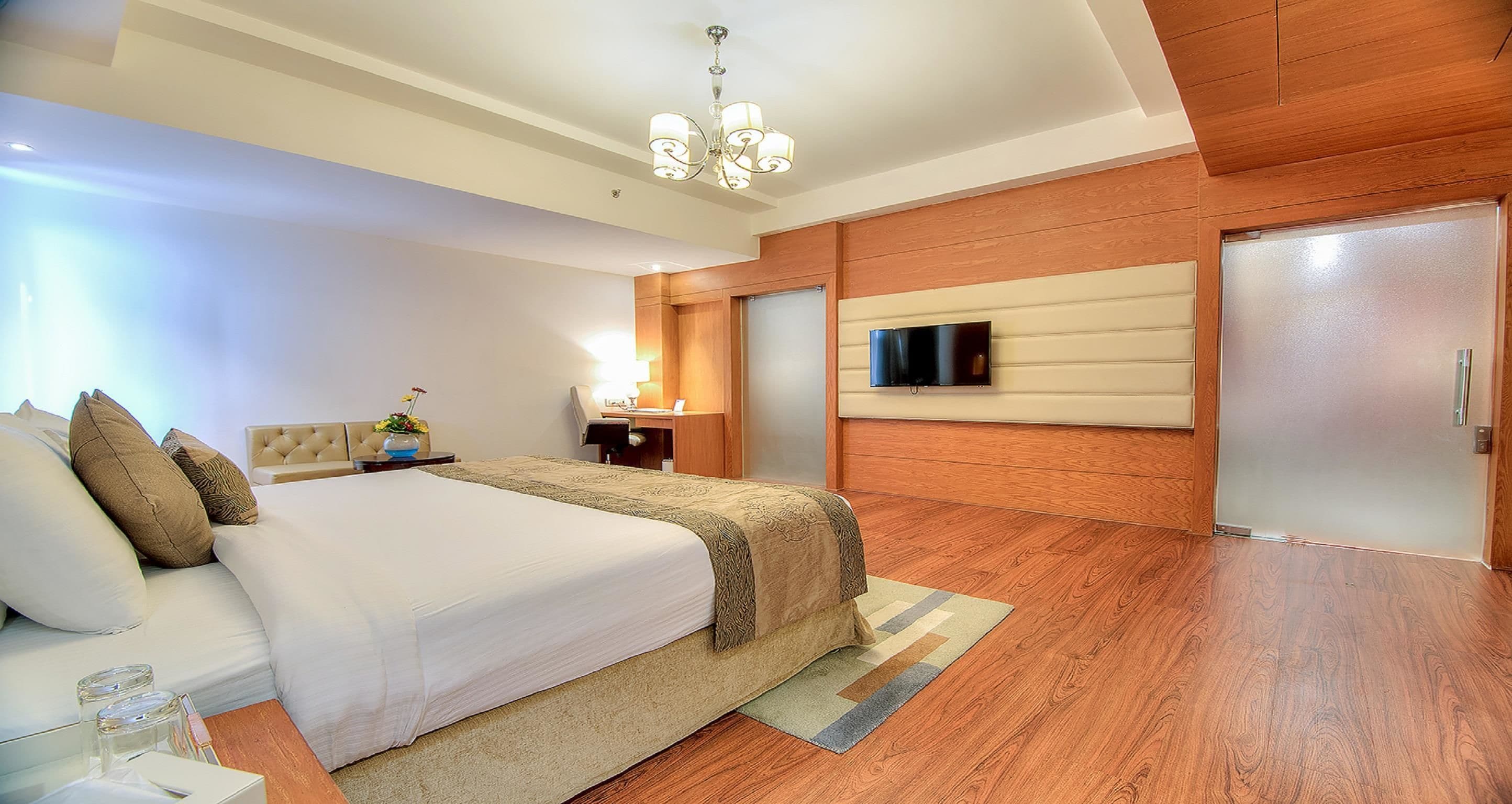 Suite, 1 King Bed, Non Smoking | Minibar, in-room safe, desk, iron/ironing board