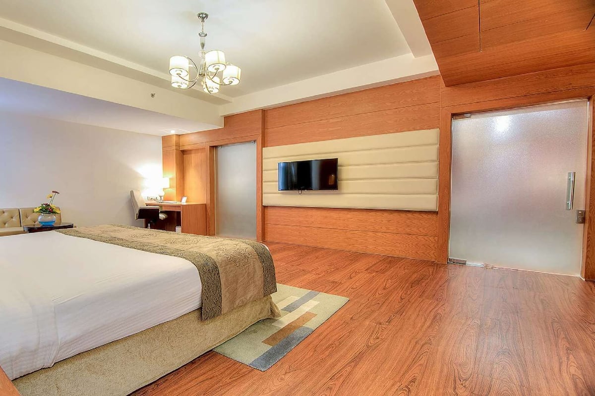 Minibar, in-room safe, desk, iron/ironing board