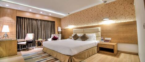 Minibar, caixa forta a l'habitació i escriptori