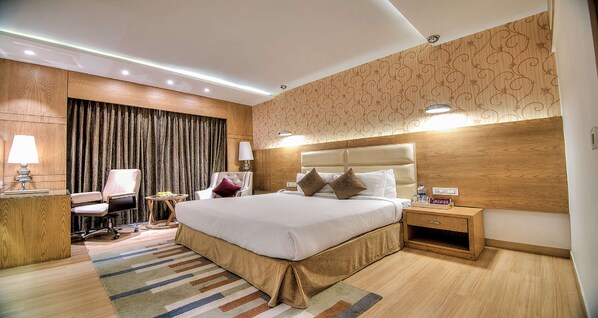 Minibar, in-room safe, desk, iron/ironing board