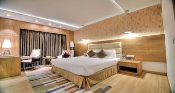 Minibar, in-room safe, desk, iron/ironing board