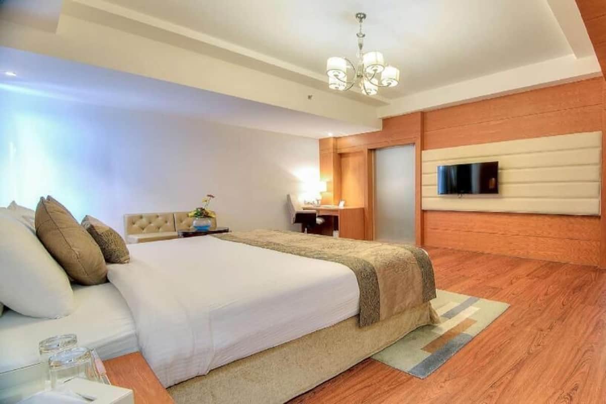 Minibar, in-room safe, desk, iron/ironing board