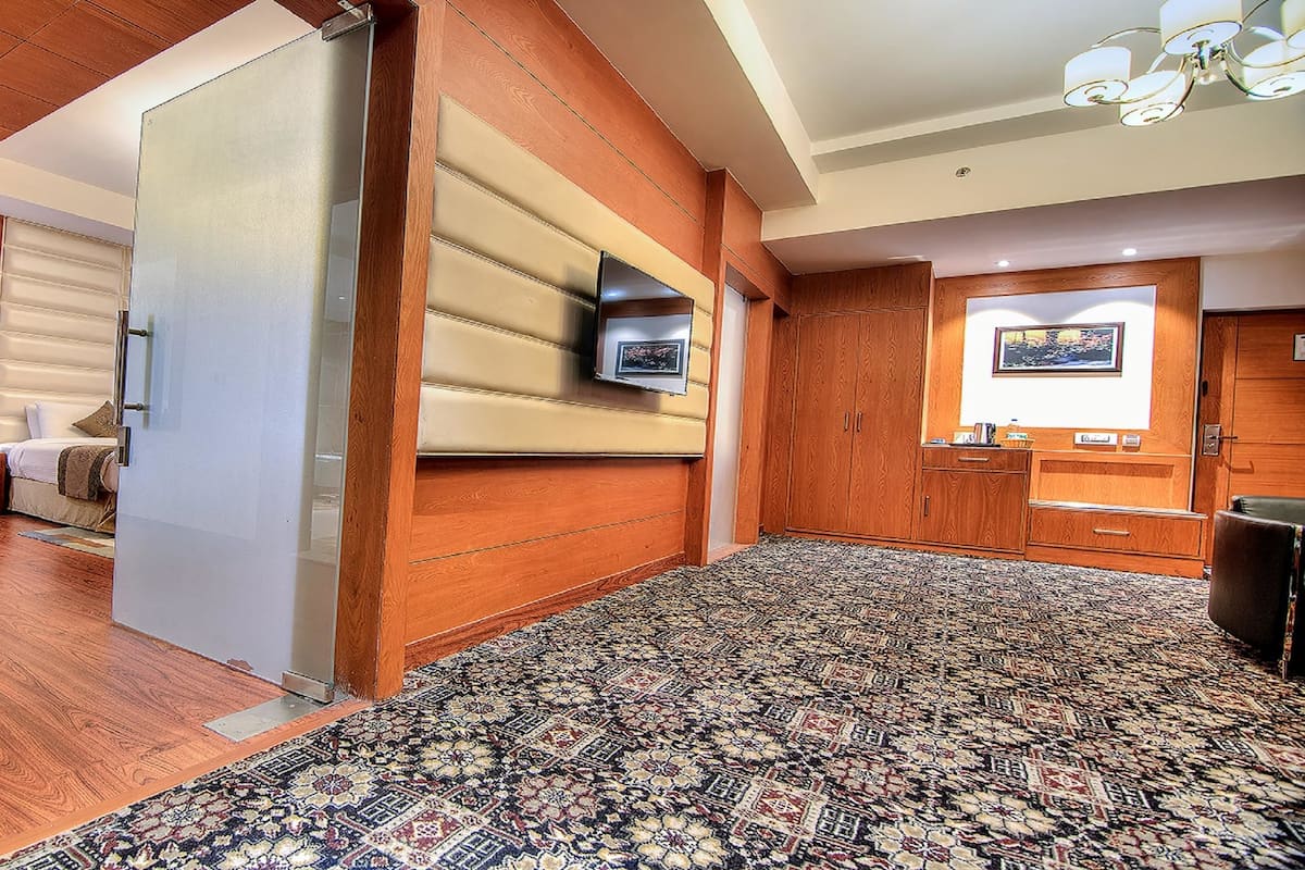 Suite, 1 King Bed, Non Smoking | Minibar, in-room safe, desk, iron/ironing board