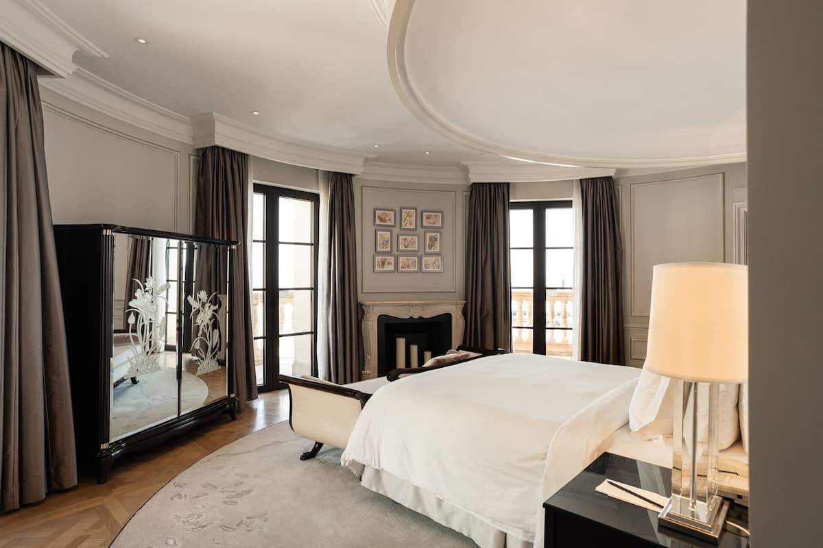 Executive Suite, 1 King Bed, Non Smoking, Park View | 1 bedroom, hypo-allergenic bedding, minibar, in-room safe