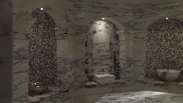 Salas de tratamiento para parejas, sauna y tina de hidromasaje