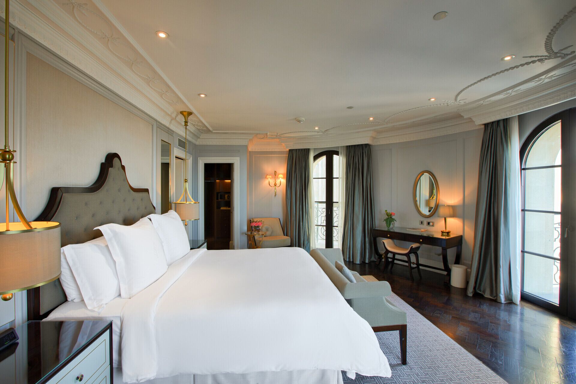 Suite, Non Smoking (Promenade) | Hypo-allergenic bedding, minibar, in-room safe, desk