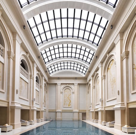 Indoor pool, sun loungers