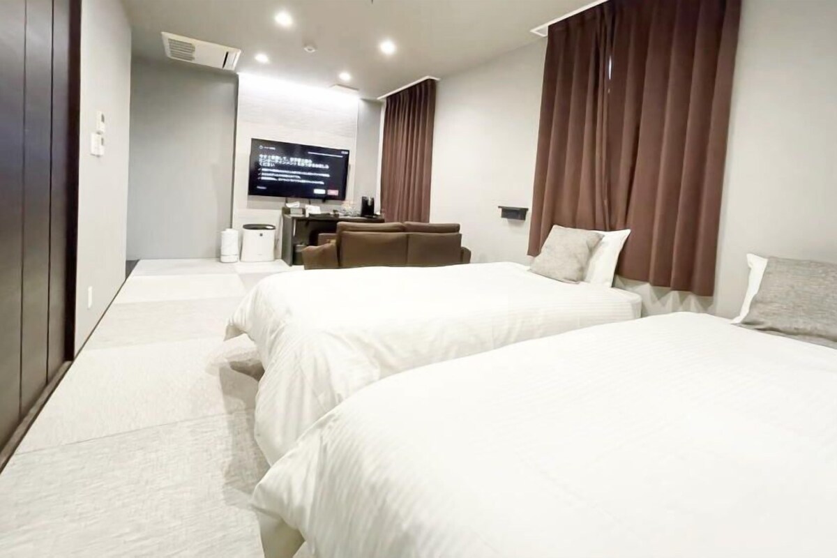 Seprai premium, selimut bulu angsa, brankas, dan tirai kedap cahaya