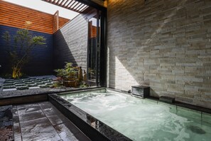 Premium bedding, down duvets, in-room safe, blackout curtains - Hotel Garden Palace & Kansai Airport Spa (Izumisano)