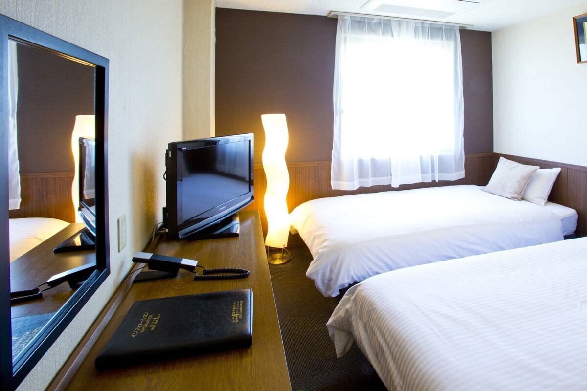 Seprai premium, selimut bulu angsa, brankas, dan tirai kedap cahaya