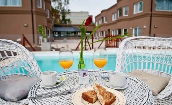 Una piscina al aire libre