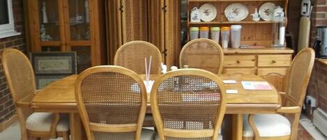 Petit déjeuner (4.50 GBP par personne)