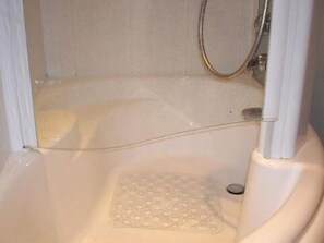 Tomannsrom, delt bad | Dypt badekar