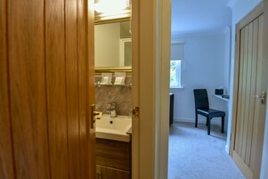 Standard Twin Room, Ensuite | Bathroom