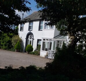 Exterior - The White House Guest House (Penrith)
