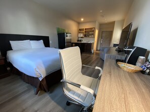 Standard Room, 1 Queen Bed | Desk, cots/infant beds, rollaway beds, free WiFi - Chalet Continental (Valemount)