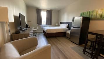 Habitación estándar, 1 cama de matrimonio | Escritorio, cunas (de pago), camas supletorias y wifi gratis