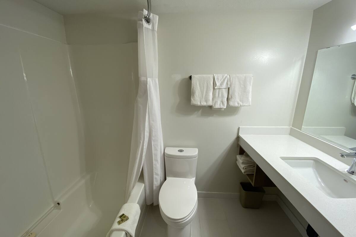 Combined shower/bathtub, towels