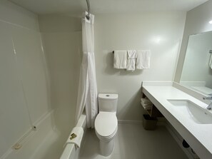 Combined shower/tub, towels - Chalet Continental (Valemount)