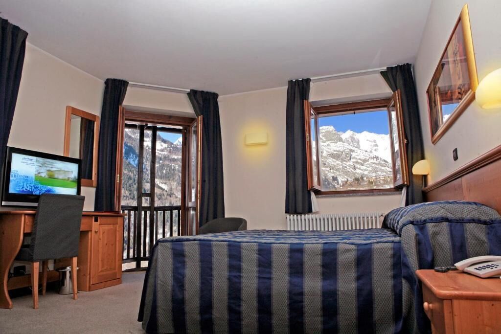 Minibar, desk, cribs/infant beds, free WiFi