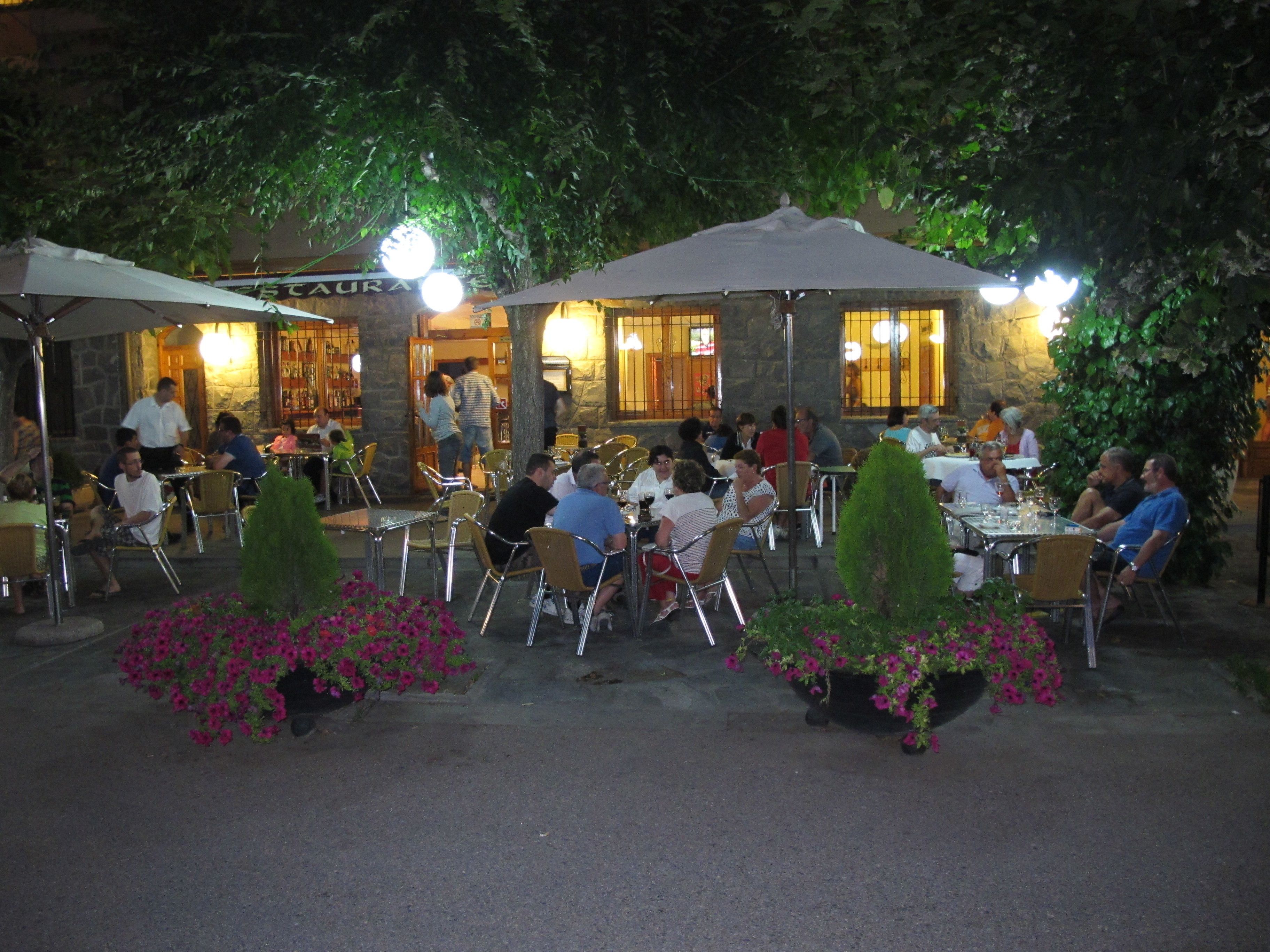 Breakfast, lunch, dinner served; garden views 