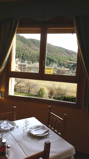 Melayani sarapan, makan siang, makan malam; dengan pemandangan taman