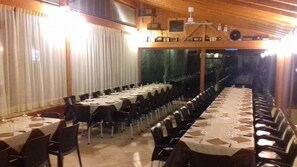 Aperto a colazione e cena, cucina italiana, con vista sulla piscina