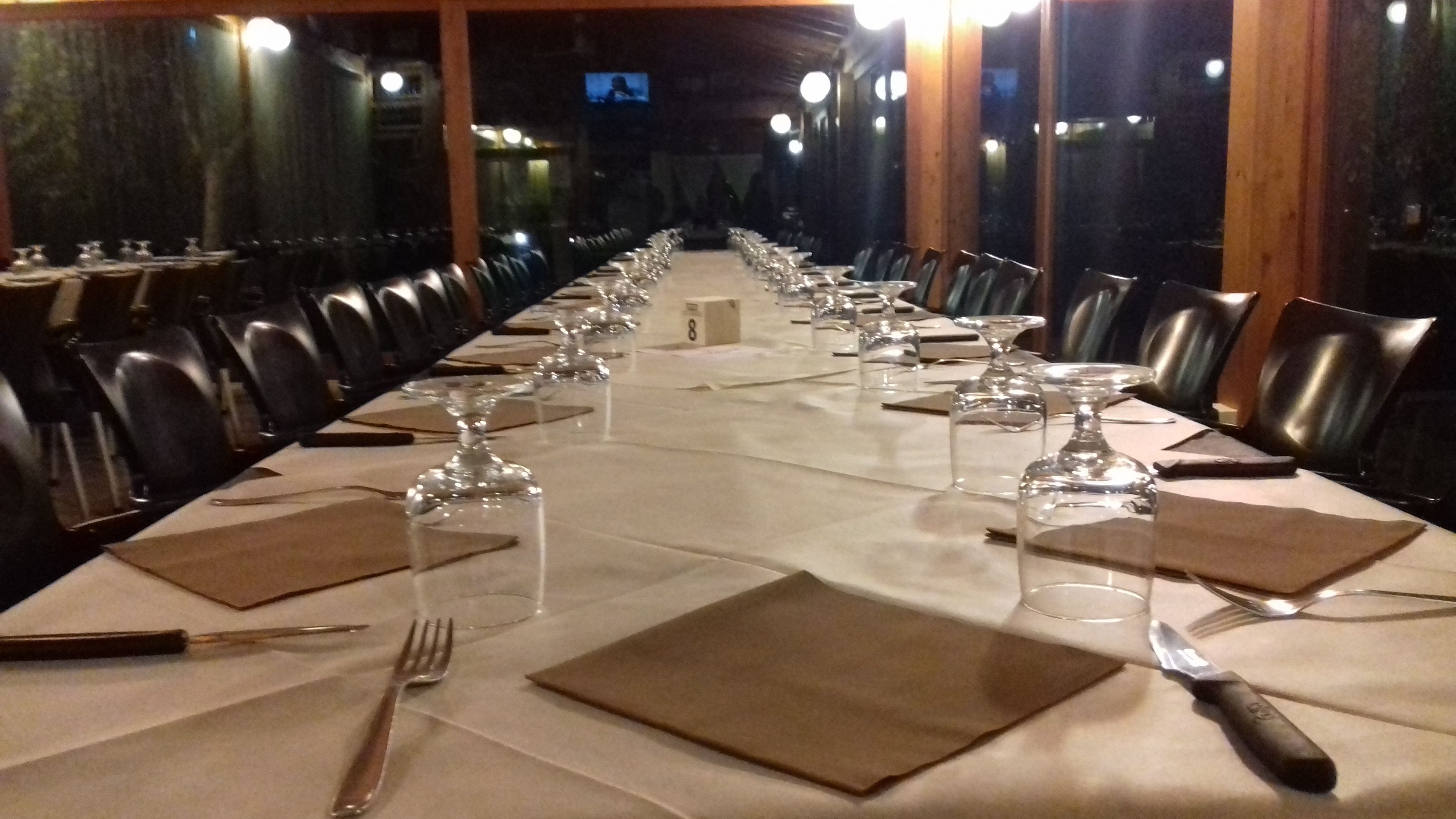 Petit déjeuner et dîner servis sur place, vue sur la piscine 