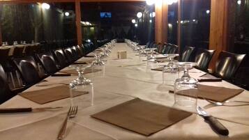 Petit déjeuner et dßner servis sur place, vue sur la piscine