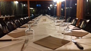 Petit déjeuner et dîner servis sur place, vue sur la piscine