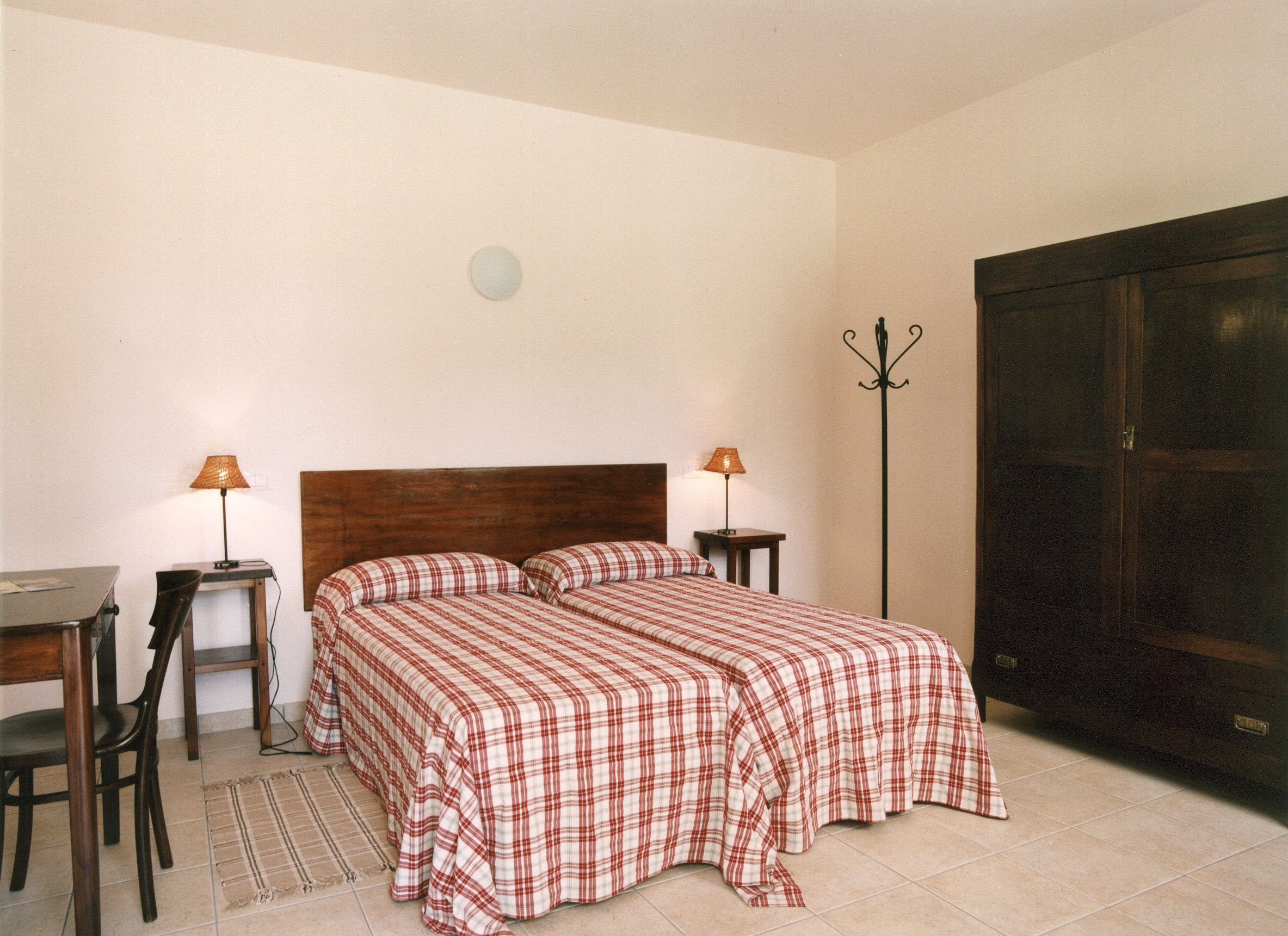 Literie de qualité supérieure, bureau, rideaux occultants