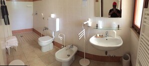 Habitación con 1 cama matrimonial o 2 individuales | Baño | Regadera, regadera tipo lluvia, amenidades de baño gratuitas 