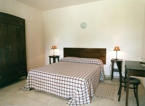 ห้องดับเบิลหรือทวิน | เครื่องนอนระดับพรีเมียม, โต๊ะทำงาน, ผ้าม่านกันแสง, ห้องเก็บเสียง