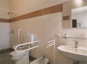 Shower, rainfall showerhead, free toiletries, hair dryer