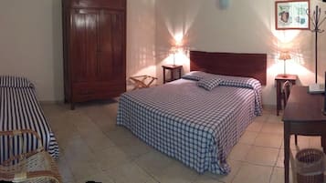 Chambre Triple | Literie de qualité supérieure, bureau, rideaux occultants