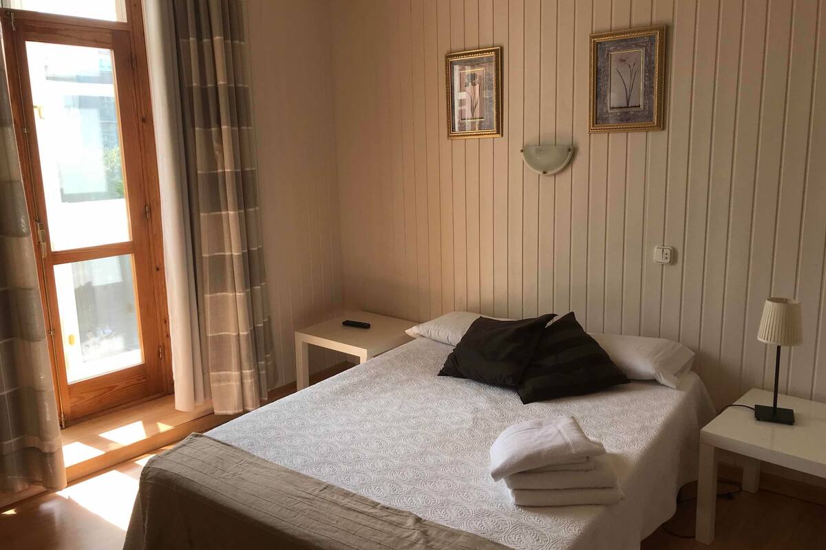 Escritorio, cortinas opacas, wifi gratis y ropa de cama